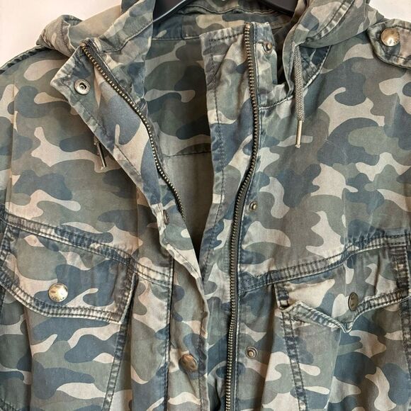 Talula Aritizia Cargo Military Trooper hooded Camo Women’s Jacket size Medium! - Picture 4 of 12